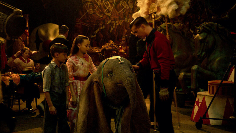 Dumbo soll die Kasse klingeln lassen, aber der ehemalige Zirkusartist (Colin Farrell) und seine Kinder (Nico Parker und Finley Hobbins) halten zu ihrem tierischen Freund.