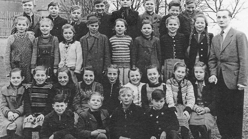 Das Klassenfoto der Geburtsjahrgänge 1940 und 1941 im Schuljahr 1951/1952 mit Lehrer Anton Linke.