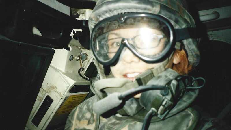 Ein Bild aus ihrer aktiven Soldatenzeit: Barbara Herrnberger in einem Panzer.