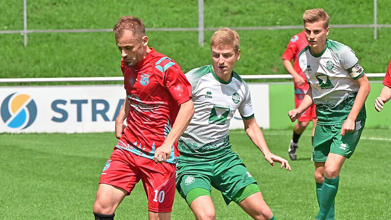 Besmir Arifaj (am Ball) und seine VfB-Mannschaft streben in Ergoldsbach den ersten Auswärtssieg an.