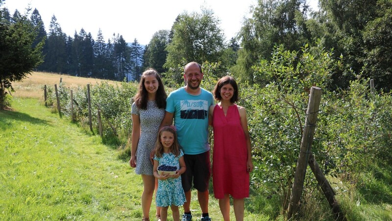 Carolin und Johannes Seidl kümmern sich zusammen mit ihren Töchtern Anna und Elisabeth um ihre zirka 500 Heidelbeerstauden.