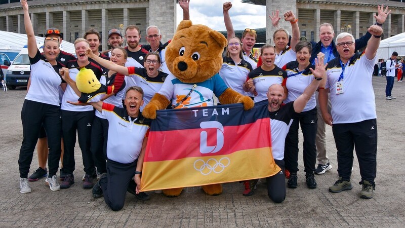 Fünfmal Gold bei der WM in Berlin: das Bogen-Team des Deutschen Schützenbundes (DSB) mit seinem Bundestrainer Oliver Haidn (vorne l., kniend).