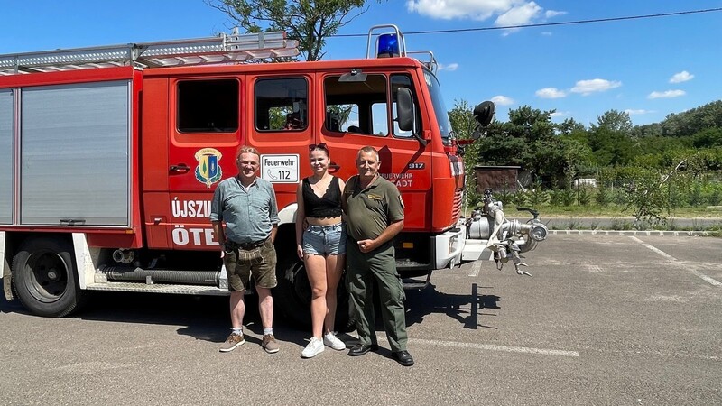 Gerhard Betz (links) besuchte die ungarische Partnergemeinde und wurde dabei auch zu einer Rundfahrt mit dem alten Nandlstädter Feuerwehrauto eingeladen.