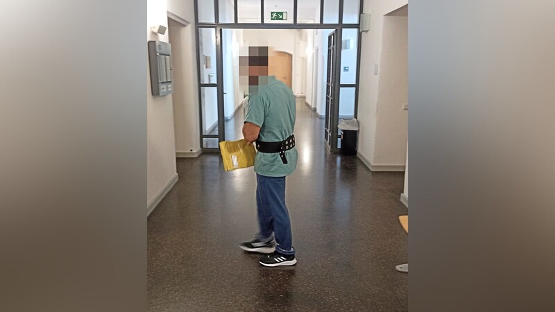 Der 33-jährige Angeklagte lebte vor seiner Festnahme in der Türkei und sitzt jetzt in Untersuchungshaft in der JVA Regensburg. Weil er in Deutschland aufgewachsen ist und die Sprache akzentfrei spricht, habe er die Rolle des "Keilers" übernommen und sich am Telefon als Polizist ausgegeben.