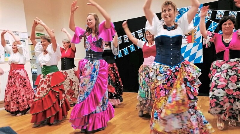 In der Parish Church Hall begeisterte die Tanzgruppe um Heidi Koschollek (vorne, r.) die schottischen Freunde mit ihren orientalischen Tänzen.