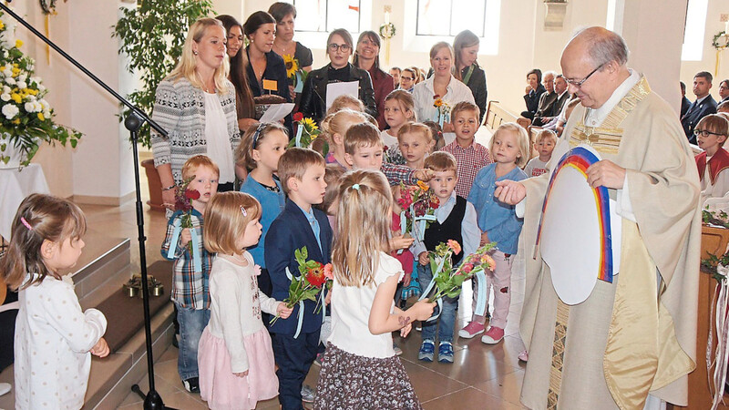 Pfarrer Wimmer feierte im Jahr 2017 das 40-jährige Priesterjubiläum. Zum 31. August wird er sich in den wohlverdienten Ruhestand begeben. Die Pfarrei Bach wird ab September der Pfarrei Donaustauf angeschlossen und von Pfarrvikar Stephan Rödl betreut.