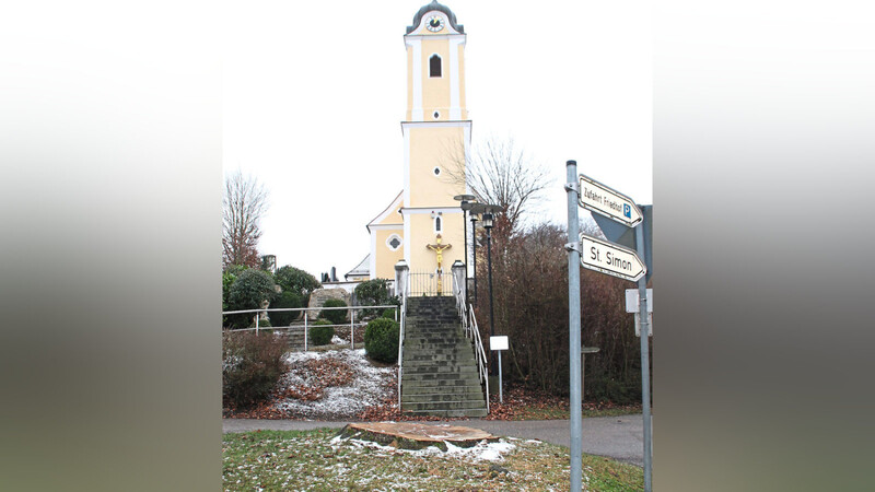 Freier Blick auf die Kirche: Ersatz ist für die mittlerweile gefällte Linde am Dorfplatz gesucht. Favorisiert wird derzeit ein Kugelbaum.