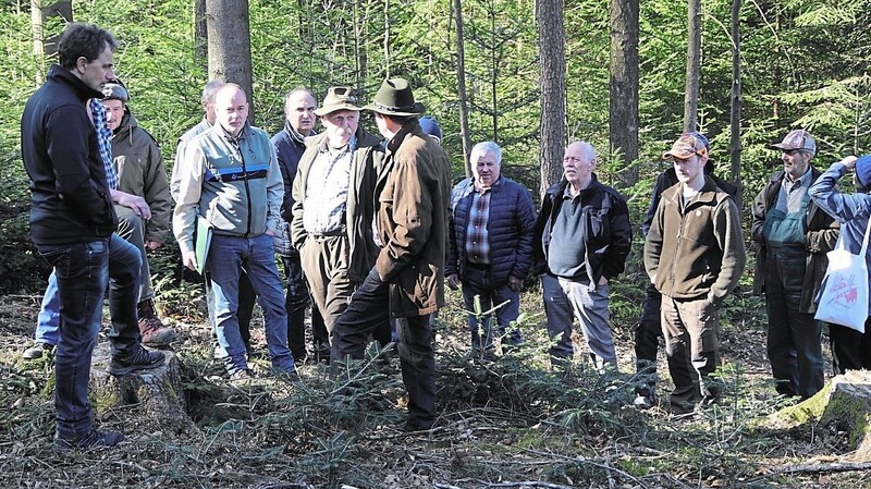 Förster Renso Eck (mit Mappe) erläuterte beim Waldbegang am Donnerstag den interessierten Waldbesitzern unter anderem "Waldnutzung und Schutz des Waldes".