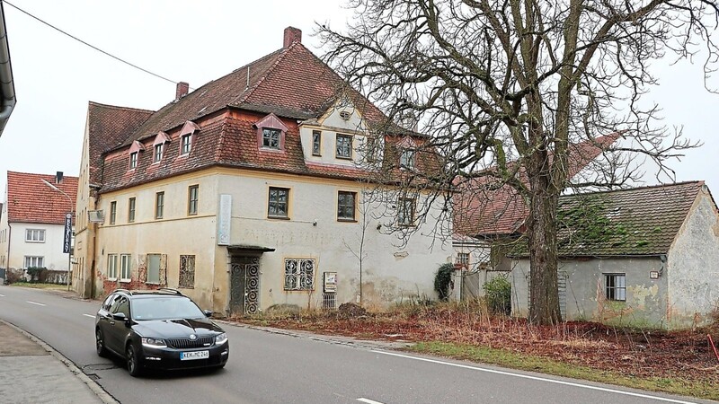 Der Dachstuhl des nördlichen Gebäudeteils am Zimmerer-Anwesen in Meilenhofen steht unter Denkmalschutz. Nach dem Anriss des baufälligen Anwesens soll Grund für eine Fortführung des Geh- und Radweges an die Stadt abgetreten werden.