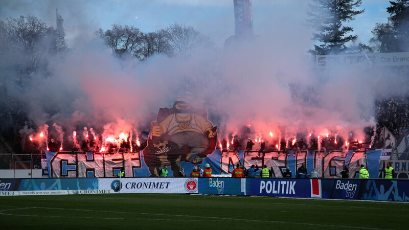 Die Pyro-Choreo der Löwen-Anhänger beim Spiel gegen den Karlsruher SC.