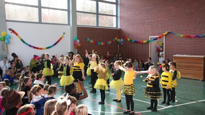 Die kleinen "Sunset Dancer" traten in Bienen-Kostümen auf.