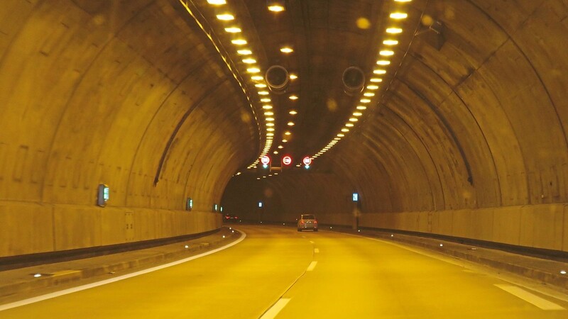 Damit rechts neben den beiden Richtungsfahrbahnen noch der "durchgehende Verflechter" Platz hat, müssen die Tunnelröhren um jeweils vier Meter aufgebohrt werden.