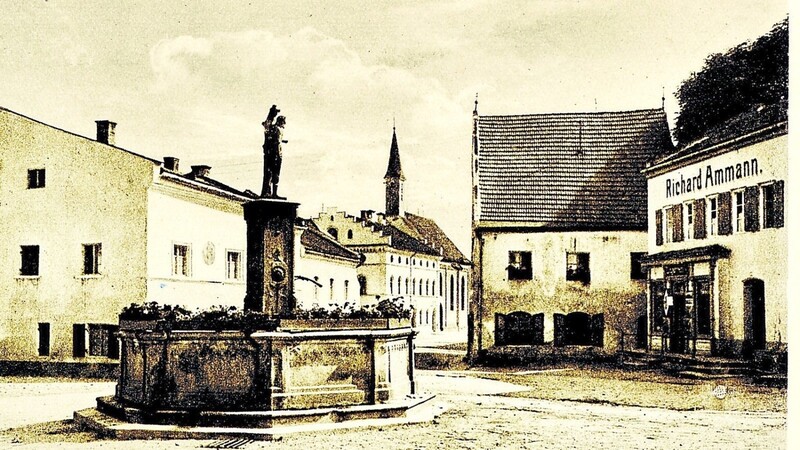 Der Untere Stadtplatz mit dem Sebastianibrunnen ist das Ziel der Prozession. Dort wird der Schutzpatron gegen die Pest verehrt. Die Postkarte stammt aus dem Jahr 1913.
