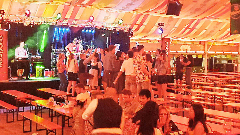 Selbst beim Auftritt der renommierten Stimmungsband Musikuss am ersten Dultsamstag waren die meisten Tische im Widmann-Festzelt komplett verwaist.