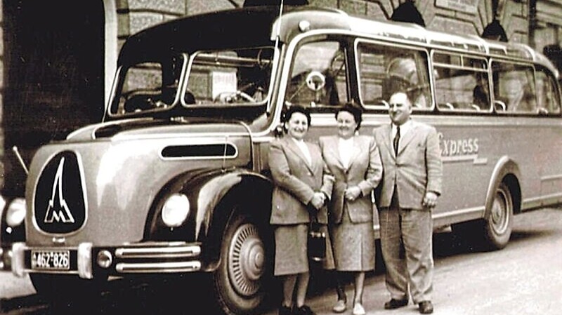 Josef und Maria Schwindl (Mitte) vor einem damals modernen Bus der Marke Magirus-Deutz.