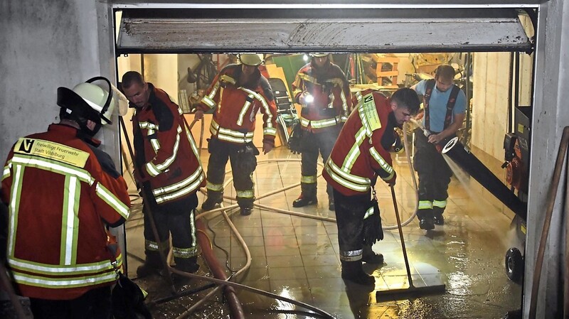 In Vilsbiburg hatten die Feuerwehrleute in Kellern und Tiefgaragen alle Hände voll zu tun.