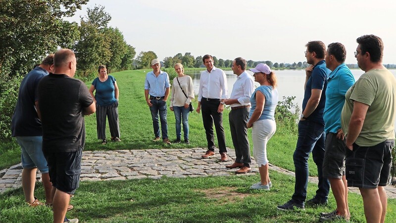 Auf dem Donaudamm tauschten sich die Teilnehmer aus.
