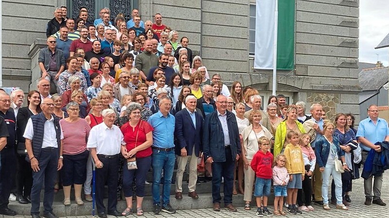 Die Waldmünchner und ihre Gastfamilien am Freitag nach dem offiziellen Empfang vor dem Rathaus in Combourg.
