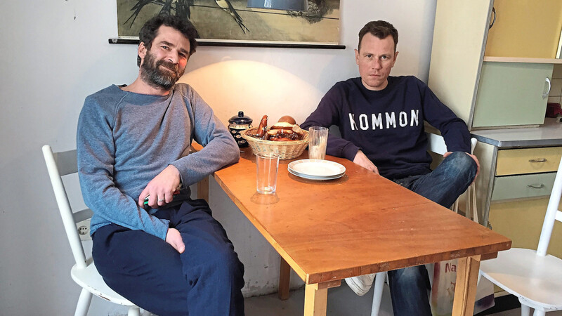 Tim Hanghofer (l.) und Florian Falterer an dem Küchentisch, an dem sie unter anderem auch das Konzept für das Café Crönlein entwickelt haben.