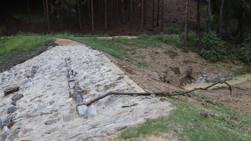 Schwere Schäden hat das Hochwasser an dem noch nicht ganz fertiggestellten Bauabschnitt zwei für den Hochwasserschutz in Tegernbach angerichtet.