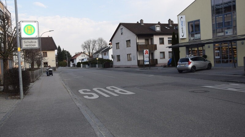 Auf der linken Seite ist eine Busbucht eingeplant. Die Fahrbahn der Geratsberger-Straße soll auf der gesamten Länge deutlich schmäler werden.
