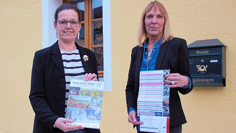 Carola Rieger (links) präsentierte das Gastgeberverzeichnis, Heike Dannerbeck den Flyer mit dem Kulturprogramm.