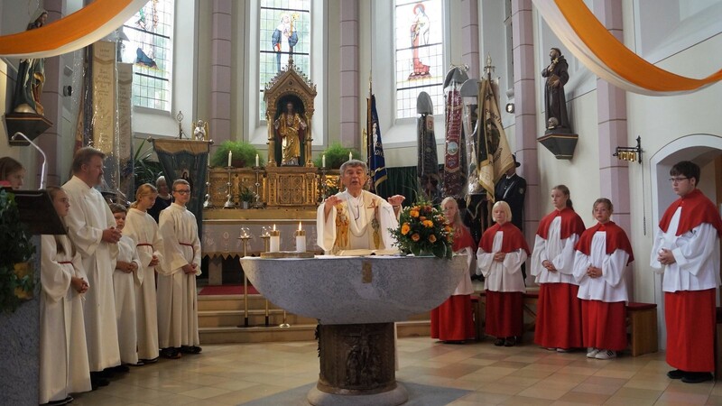 Pfarrer Ambros Trummer zelebrierte in Lohberg den Abschiedsgottesdienst.