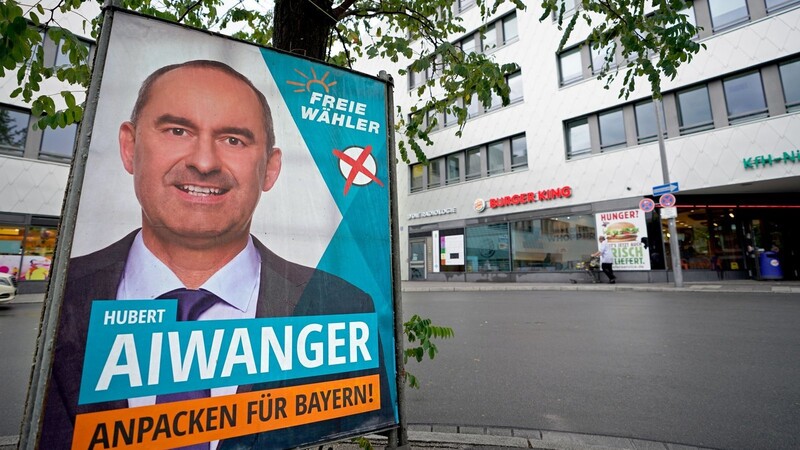 Ein Wahlplakat mit dem Foto von Hubert Aiwanger hängt vor der Landesgeschäftsstelle der Freien Wähler.