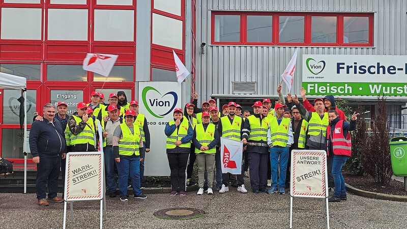 Etwa 30 Beschäftigte von Vion haben sich am Warnstreik am Montag beteiligt.