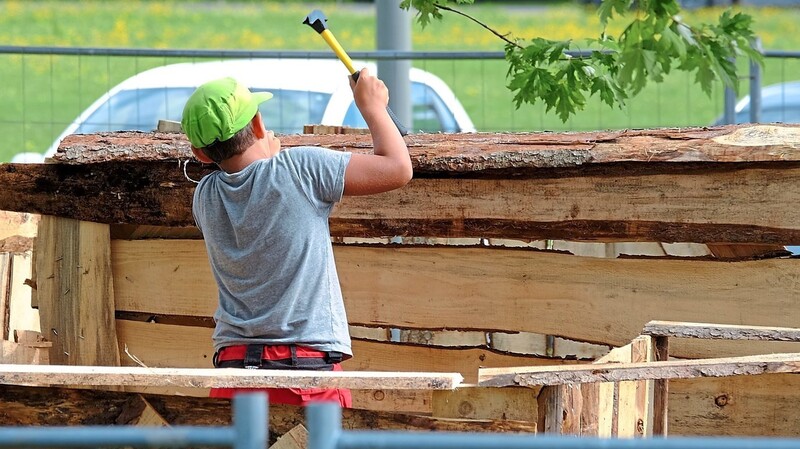 Ein Baumeister bei der Arbeit: Beim Hüttenbau wurde fleißig gehämmert.