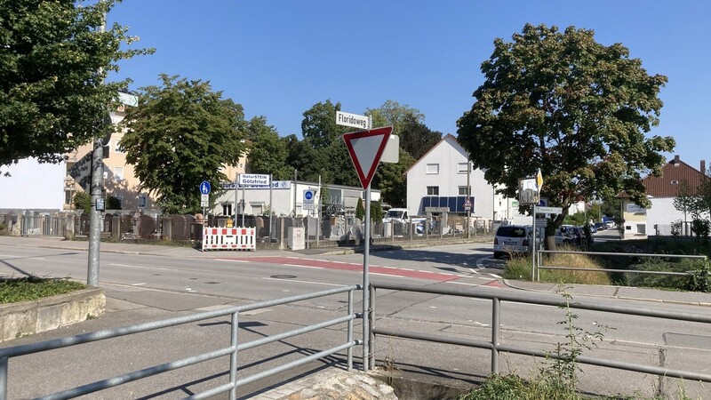 Das Überqueren der Friedhofstraße ist für Radfahrer nicht ungefährlich. Die Stadt Straubing will mit einer Ampelanlage für mehr Sicherheit sorgen.