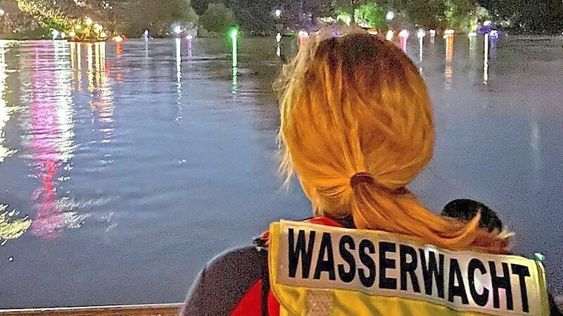 Mit fünf Booten begleitete die Wasserwacht die Lampionfahrt auf der Donau.