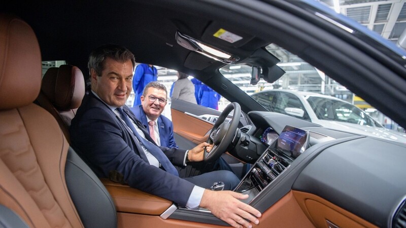 "Wir sägen uns den Ast ab, auf dem wir industriepolitisch sitzen": Markus Söder (l., mit Franz Josef Pschierer) in einem 8er BMW.