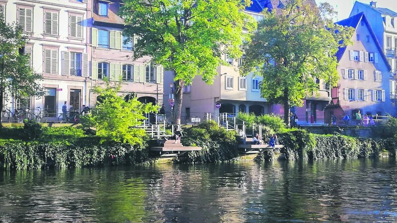 Straßburg hat einfach an die Ill kleine Sitzplattformen gebaut, die über dem Wasser schweben.
