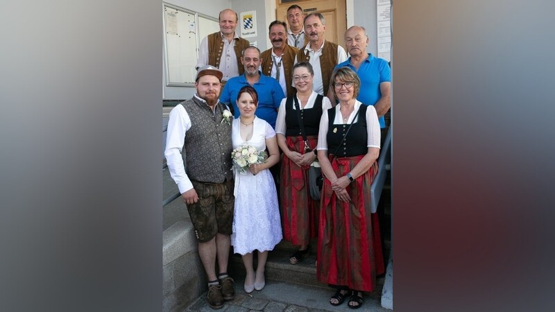 Dem Brautpaar gratulierten der Fischerverein Eschlkam sowie die Chambthaler Sportschützen.