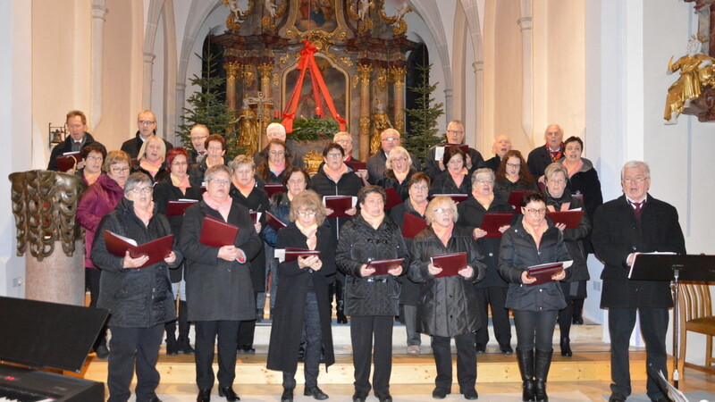 Der Gemischte Chor des Musikalischen Vereins, unter der Leitung von Rudi Scharl.