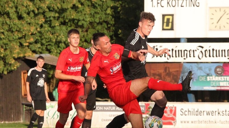 Die Kötztinger (Mitte am Ball Martin Vesenjak) wollen auch im Topspiel beim TSV Kareth punkten.