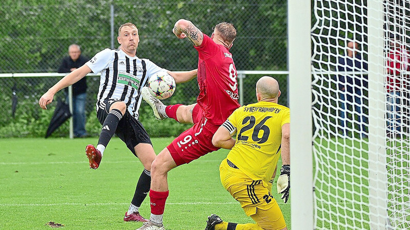 Das 0:4 gegen SB Chiemgau Traunstein mit Kurt Weidler (in Rot) war für Johannes Aigner und Torwart Thomas Huber kein Beinbruch.