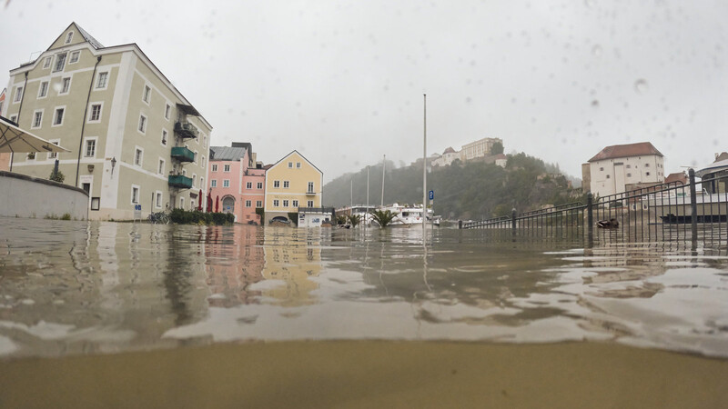 In Passau trat der Pegel am Mittwoch mit über acht Metern über die Ufer. Mittlerweile sinken die Wasserstände der Donau wieder,