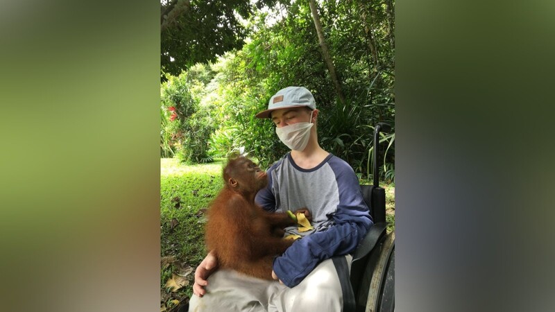 Hier ist Benni zusammen mit dem ein Jahr alten Orang-Utan-Baby Mona zu sehen. Für den 28-Jährigen war es der schönste Moment seiner Reise nach Borneo. "Die Augen der Orang-Utans sagen die Wahrheit und berühren tief in der Seele", sagt er.