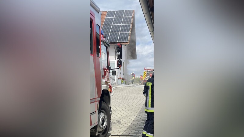 Bei einem Kellerbrand in Hirnkirchen war die schnelle Hilfe der Feuerwehren gefragt.