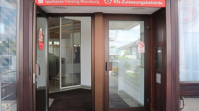 Für die Bürger, die es online nicht möchten, steht die Kfz-Zulassungsstelle in der Sudentenlandstraße auch weiterhin offen.
