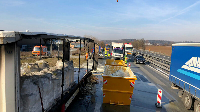 Völlig abgebrannt ist ein Lkw-Anhänger am frühen Dienstagmorgen auf der Autobahn A3 bei Bogen (Kreis Straubing-Bogen).