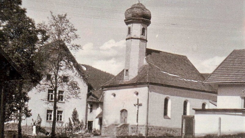 Die Kirche in Auerkiel im ursprünglichen Zustand nach dem Bau 1922/23, links das alte Schulhaus, 1906 erbaut.