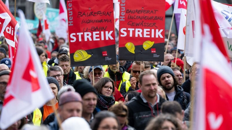 Beschäftigte im öffentlichen Dienst nehmen auf dem Marienplatz an einem Warnstreik teil.