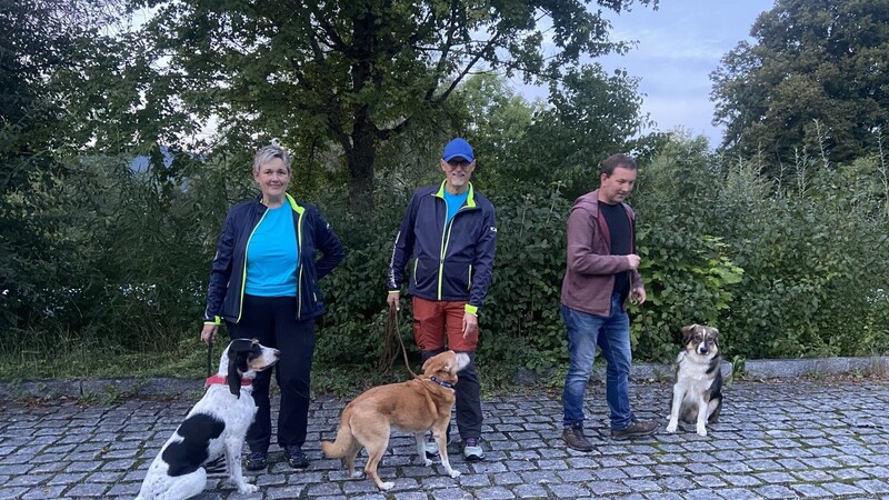 Die ausgebildeten Hundetrainer Sandra Goham und Klaus-Dieter Neumann gemeinsam mit ihren "Woidschnüfflern" Ronja und Oscar.