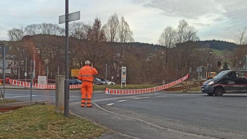Ein Bahnübergangsposten, der am Teisnacher Kreisverkehr von Hand die Straße absperrt, wird bald nicht mehr nötig sein.