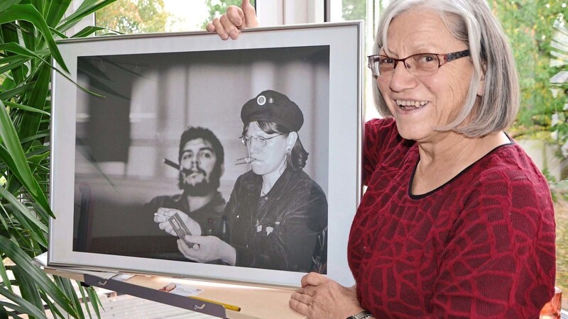 Mit Zigarre an der Seite des "Comandante" Che Guevara; freilich ist dieses Foto ein Fake. Johanna Werner-Muggendorfer zeigt das Bild in ihrem Haus in Neustadt.