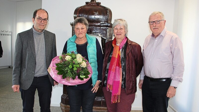 35 Jahre lang hat Marianne Schillbach (2.v.l.) aus Eschklam für unsere Zeitung berichtet. Für ihr Engagement bedankten sich Bürgermeister Josef Kammermeier (r.) und Redaktionsleiter Franz Amberger. Isolde Kerschbaumer (2.v.r.) übernimmt einen Teil der Berichterstattung.