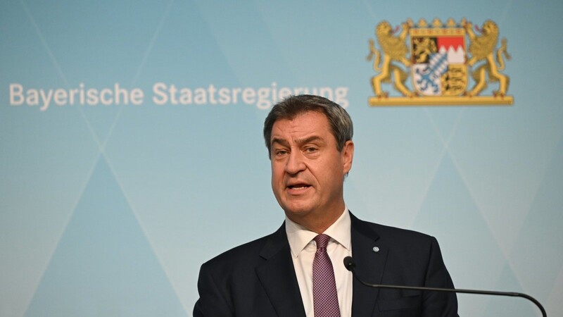 Bayerns Ministerpräsident Markus Söder erklärt am Sonntag in einer Pressekonferenz: Er halte trotz der Vorwürfe an seinem Stellvertreter Hubert Aiwanger fest.